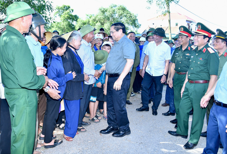 Thủ tướng Phạm Minh Chính ân cần thăm hỏi nhân dân xã Mỹ Thuỷ, huyện Lệ Thuỷ.