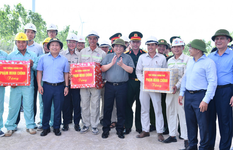 Thủ tướng Phạm Minh Chính tặng quà động viên các đơn vị thi công Đường ven biển và cầu Nhật Lệ 3.