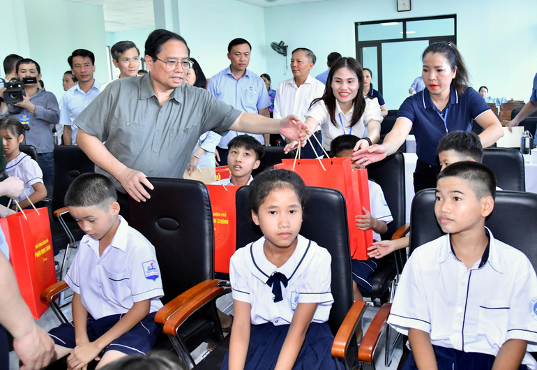Thủ tướng Phạm Minh Chính tặng quà động viên các cháu thiếu nhi đang được nuôi dạy tại Trung tâm.