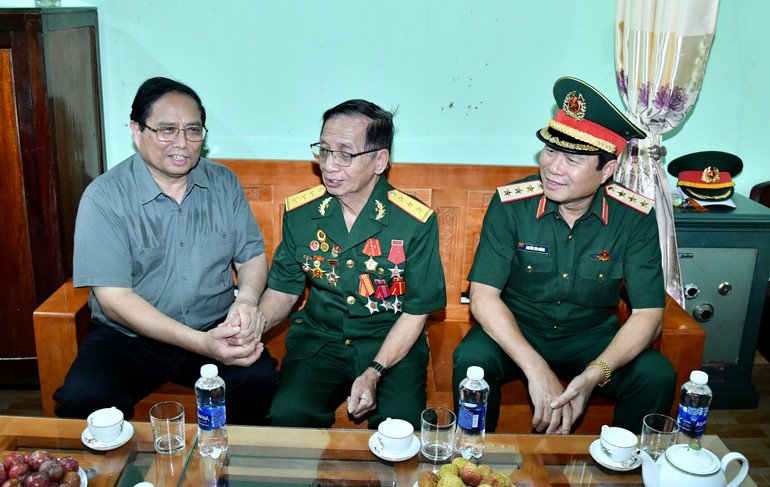 Thủ tướng Phạm Minh Chính thăm thương binh Nguyễn Quang Ân, (sinh năm 1946), ở Nam Lý, thành phố Đồng Hới.