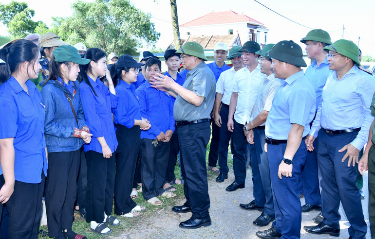 Thủ tướng Phạm Minh Chính thăm hỏi thanh niên thôn Mỹ Hà, xã Mỹ Thuỷ.