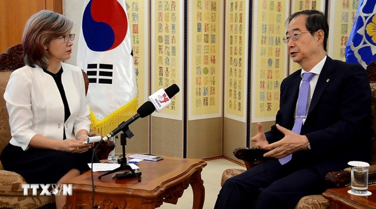 Thủ tướng Hàn Quốc Han Duck-soo trả lời phỏng vấn của TTXVN. (Ảnh: Trường Giang/TTXVN)