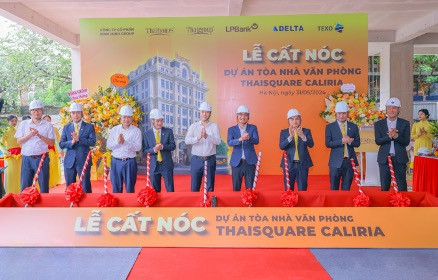 Ông Nguyễn Văn Thùy - Phó Chủ tịch Thường trực HĐQT LPBank (giữa) cùng lãnh đạo các đối tác tham dự lễ cất nóc tòa nhà văn phòng Thaisquare Caliria.