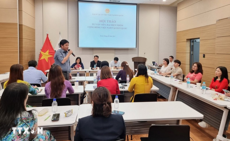 Ông Đoàn Quang Việt, Quản trị viên trang điện tử “Hàn Quốc ngày nay”, tham luận tại Hội thảo tư vấn viên, đại diện nhóm cộng đồng Việt Nam tại Hàn Quốc. Ảnh: Đức Thắng/TTXVN.