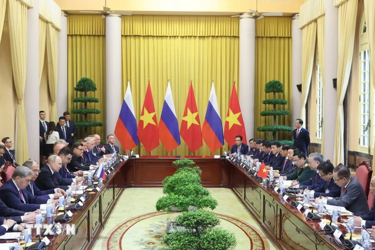 Chủ tịch nước Tô Lâm và Tổng thống Liên bang Nga Vladimir Putin hội đàm. (Ảnh: TTXVN)