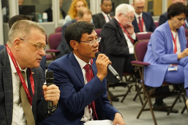 Phó Tổng Kiểm toán Nhà nước Doãn Anh Thơ phát biểu tại phiên đối thoại. Ảnh: TTXVN.