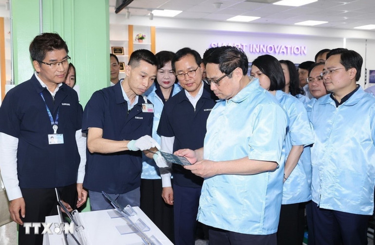 Thủ tướng Phạm Minh Chính thăm dây chuyền sản xuất thiết bị điện tử của Công ty TNHH Samsung Electronics Việt Nam. (Ảnh: Dương Giang/TTXVN)