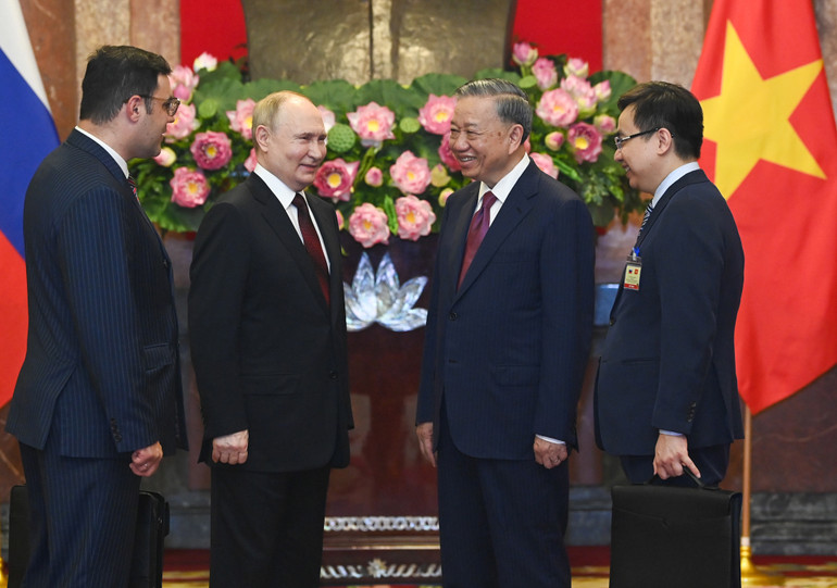 Chủ tịch nước Tô Lâm và Tổng thống Liên bang Nga Vladimir Putin trao đổi trước buổi hội đàm.