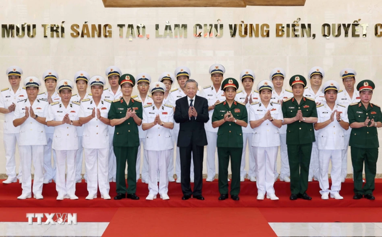 Chủ tịch nước Tô Lâm với lãnh đạo Bộ Quốc phòng và Bộ Tư lệnh Quân chủng Hải quân. Ảnh: TTXVN.