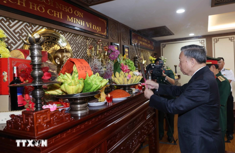 Chủ tịch nước Tô Lâm dâng hương tưởng niệm Chủ tịch Hồ Chí Minh. Ảnh: TTXVN.