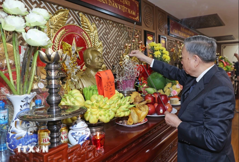 Chủ tịch nước Tô Lâm dâng hương tưởng niệm Đại tướng Võ Nguyên Giáp. Ảnh: TTXVN.