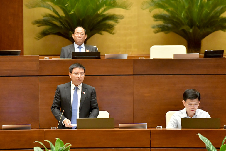 Bộ trưởng Giao thông vận tải Nguyễn Văn Thắng phát biểu giải trình, tiếp thu ý kiến đại biểu Quốc hội nêu.