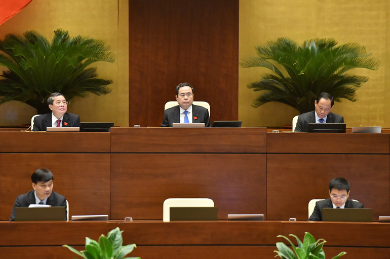 Chủ tịch Quốc hội Trần Thanh Mẫn và các Phó Chủ tịch Quốc hội điều hành phiên thảo luận.