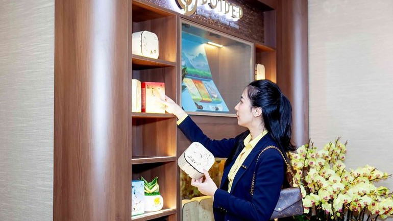 Phòng chờ được trang bị các sản phẩm cao cấp đến từ thương hiệu Đôi Dép.