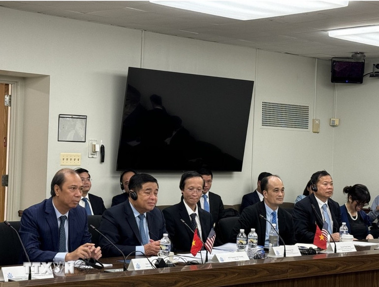 Bộ trưởng Nguyễn Chí Dũng và các đại biểu đoàn Việt Nam tại Đối thoại kinh tế Việt Nam-Hoa Kỳ lần thứ nhất. Ảnh: TTXVN.