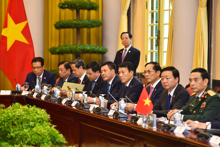 Đoàn Đại biểu Cấp cao Việt Nam tham dự buổi hội đàm.