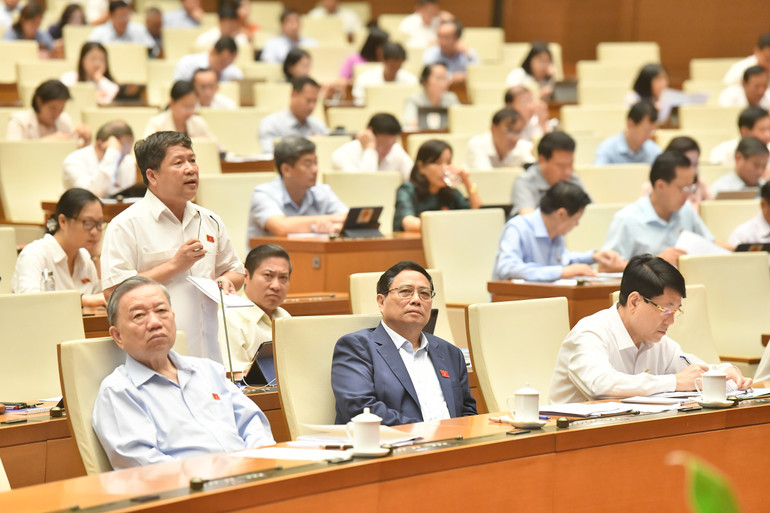 Chủ tịch nước Tô Lâm, Thủ tướng Phạm Minh Chính, Thường trực Ban Bí thư Lương Cường và các đại biểu Quốc hội tham dự phiên thảo luận tại hội trường.