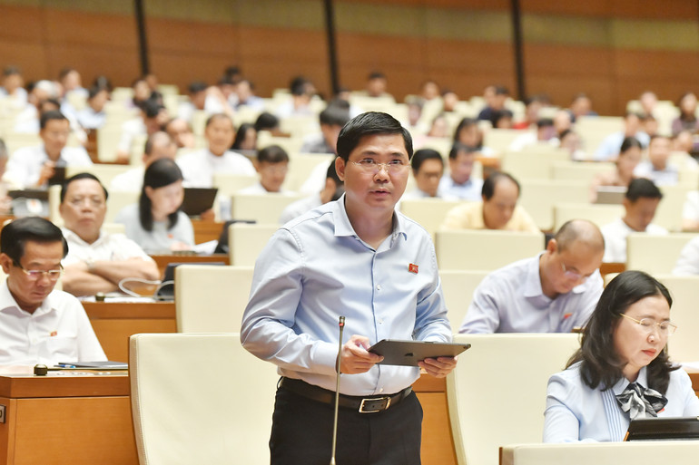 Đại biểu Quốc hội Nguyễn Tuấn Anh (Long An) phát biểu ý kiến thảo luận tại hội trường.