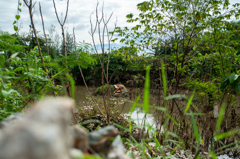 Rác thải ùn ứ, chất chồng lên nhau giữa lòng kênh.