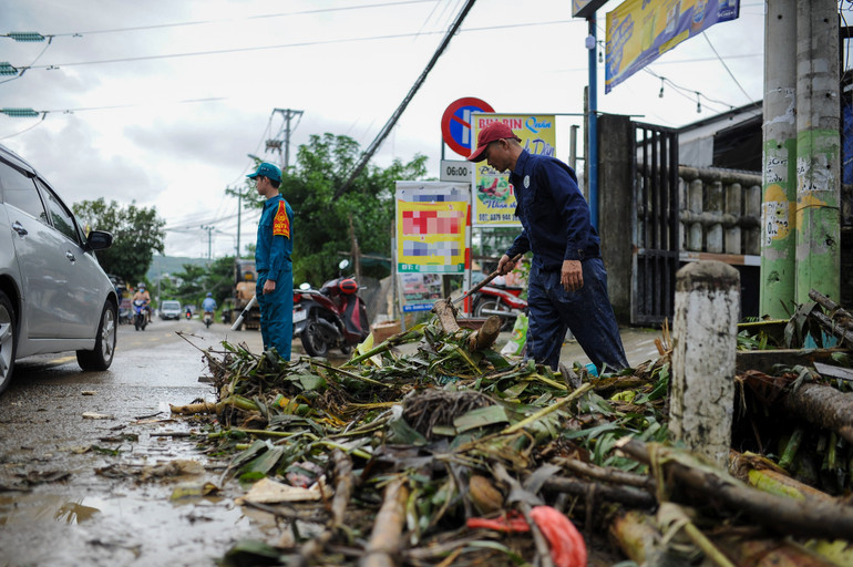 Đến hơn 10 giờ cùng ngày, công nhân vệ sinh môi trường của Công ty TNHH Môi trường đô thị Hà Nội đã hoàn thành trục vớt, xử lý rác thải tại khu vực cầu Mẹ Suốt, tiếp tục phối hợp các đơn vị khác dọn dẹp và xử lý rác thải trên kênh.