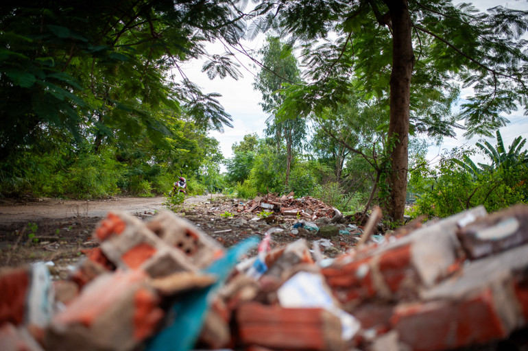 Điều đáng nói, đoạn đường Đồng Trí 1 (phường Hòa Khánh Nam, quận Liên Chiểu) dọc con kênh có tình trạng rác thải công nghiệp và xà bần chồng chất tràn xuống kênh, làm cản trở mặt nước và ô nhiễm môi trường.