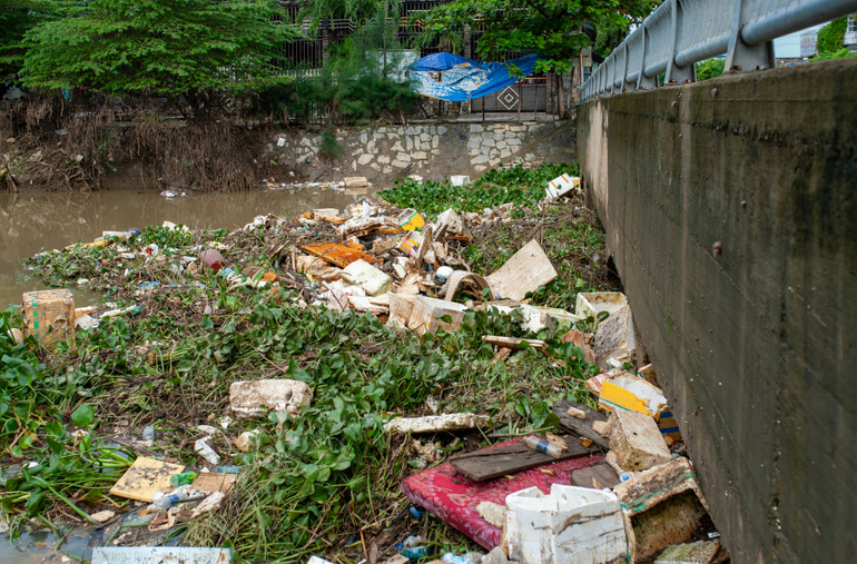 Qua quan sát, mặt kênh có đủ loại rác thải sinh hoạt, chất thải, phế phẩm, xà bần, cành cây,... chảy từ thượng nguồn rồi ùn ứ lại tại miệng cống cùng lục bình, tạo nên khung cảnh nhếch nhác và hôi thối. “Chủ yếu là rác ở thượng nguồn, chứ quanh khu này họ tập kết rác ở đầu đường rồi”, anh Nam cho hay.