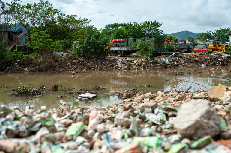 Ngược dòng kênh Đa Cô theo hướng kênh hở - tuyến mương Khe Cạn về phía khu vực Mẹ Suốt, nhiều đoạn mặt kênh bị bồi lấp bởi xà bần, rác thải và các bụi cây. Càng báo động hơn khi hai bên bờ kênh là lượng lớn rác thải và xà bần đang chực chờ đổ xuống mặt nước.