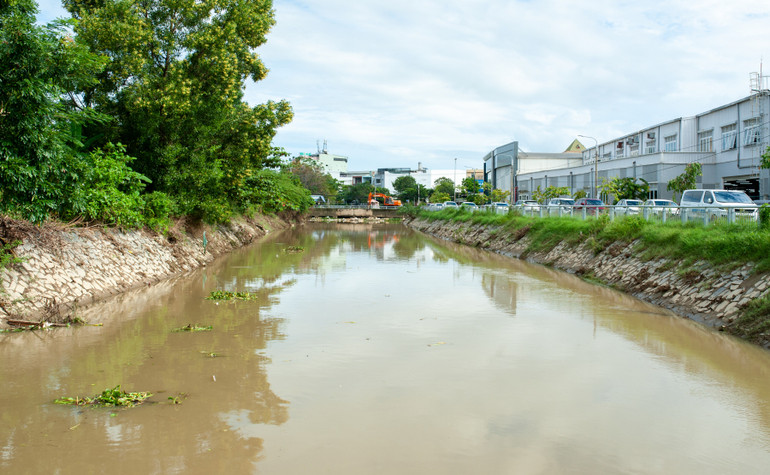 Đến 9 giờ 30, tại khu vực này, lục bình và rác thải vẫn tiếp tục đổ dồn về phía kênh Đa Cô.