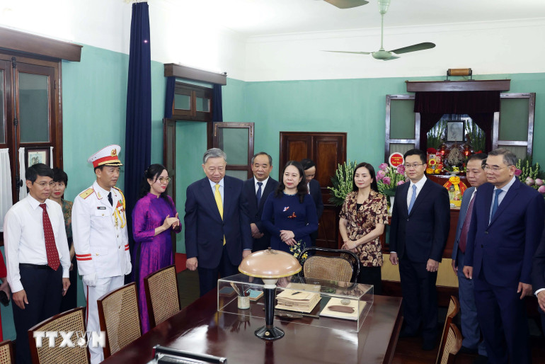 Chủ tịch nước Tô Lâm nói chuyện với cán bộ Khu Di tích Chủ tịch Hồ Chí Minh trong Phủ Chủ tịch.