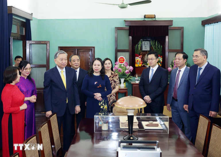 Chủ tịch nước Tô Lâm nói chuyện với cán bộ Khu Di tích Chủ tịch Hồ Chí Minh trong Phủ Chủ tịch.