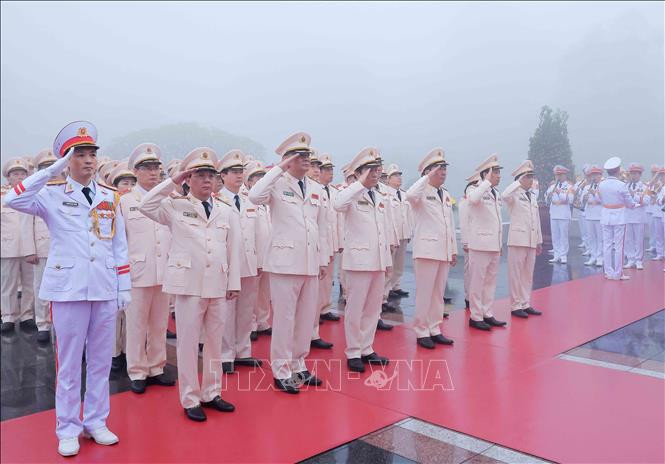Đoàn đại biểu Đảng ủy Công an Trung ương-Bộ Công an đến đặt vòng hoa tưởng niệm các Anh hùng liệt sĩ. (Ảnh: TTXVN)