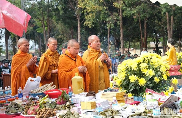 Lễ cầu siêu anh linh liệt sĩ hy sinh trên chiến trường Campuchia. (Ảnh: ĐỨC THỤY)