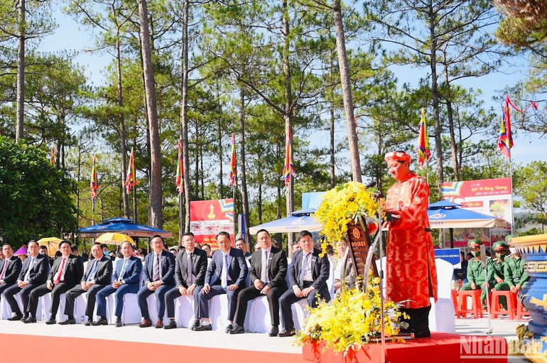 Đồng chí Trần Đức Quận - Ủy viên Trung ương Đảng, Bí thư tỉnh Ủy, Chủ tịch Hội đồng nhân dân tỉnh Lâm Đồng đọc Chúc văn tưởng niệm các Vua Hùng.