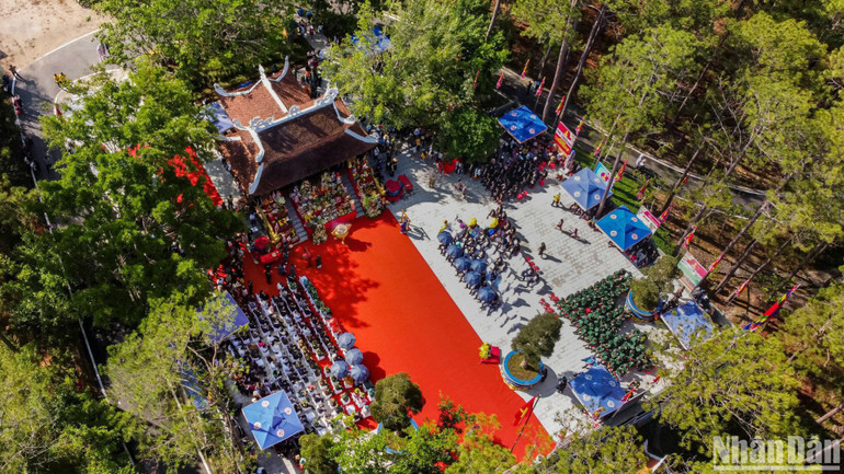 Vẻ đẹp hùng vĩ của Đền thờ Âu lạc nhìn từ trên cao xuống.