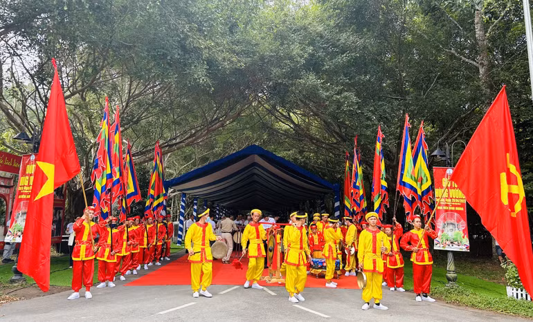 Nghi thức di chuyển Quốc kỳ, cờ Đảng và cờ Lễ tại Lễ Giỗ Tổ. Nghi thức di chuyển Quốc kỳ, cờ Đảng và cờ Lễ tại Lễ Giỗ Tổ.