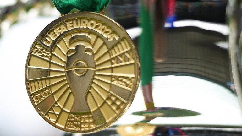 [EURO Quiz] Cúp EURO: Tên gọi, giá trị, chất liệu và những thông tin thú vị ảnh 6