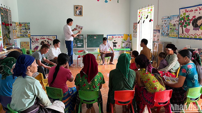 Cán bộ Trung tâm Y tế huyện Mèo Vạc (tỉnh Hà Giang) tuyên truyền cho người dân về cách phòng tránh ngộ độc do ăn phải nấm độc. (Ảnh: BÍCH HẠNH)