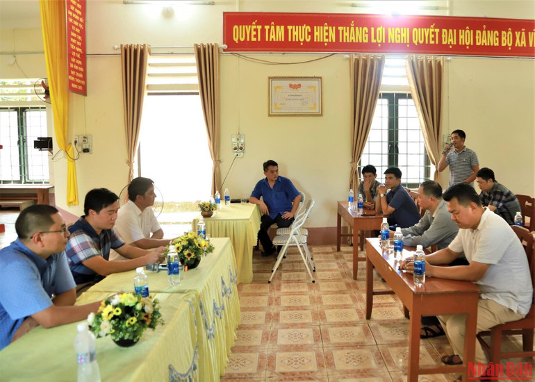 Ngành chức năng và người dân huyện Bắc Quang họp bàn giải pháp khắc phục tình trạng cam bị vàng lá, khô đầu cành.