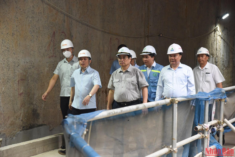Thủ tướng Phạm Minh Chính thị sát, kiểm tra các hạng mục thi công ngầm ở Ga S9-Kim Mã. (Ảnh: Trần Hải)