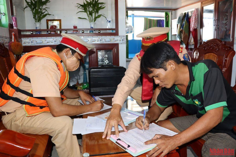 Lập biên bản xử lý một trường hợp người điều khiển phương tiện lưu thông trên sông Đồng Nai vi phạm kẻ vạch dấu mớn nước an toàn.