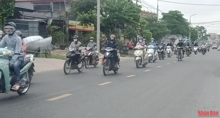 Lượng công nhân đi lại trên quốc lộ 37 rất đông vì đường vành đai 5 chậm được hoàn thiện.