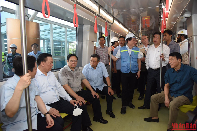 Thủ tướng Phạm Minh Chính và các đồng chí lãnh đạo trải nghiệm thực tế đi tàu từ Ga S8-Đại học Giao thông vận tải đến Khu Depot Nhổn. (Ảnh: Trần Hải)