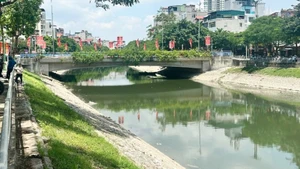 Sông Tô Lịch đã trong xanh trở lại sau khi được cải tạo, bổ cập nước từ Hồ Tây. (Ảnh chụp chiều ngày 5/9/2025)