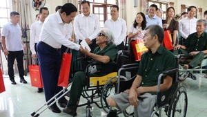 Đồng chí Phan Đình Trạc ân cần thăm hỏi, chúc sức khỏe thương binh, bệnh binh tại Trung tâm Điều dưỡng, chăm sóc người có công tỉnh Hưng Yên.