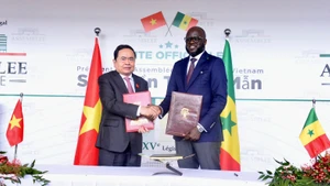 Chủ tịch Quốc hội Trần Thanh Mẫn và Chủ tịch Quốc hội Senegal El Malick Ndiaye trao bản ký kết hợp tác giữa hai Quốc hội Việt Nam và Senegal.