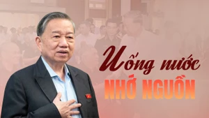 Tổng Bí thư Tô Lâm tặng quà thương binh nặng tại Trung tâm Điều dưỡng thương binh Thuận Thành (phường Ninh Xá, tỉnh Bắc Ninh). (Ảnh: ĐĂNG KHOA)