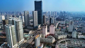 Các tòa nhà cao tầng và khu đô thị trên tuyến đường vành đai 3 Hà Nội. (Ảnh: DUY LINH)