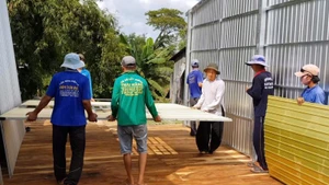 Tổ xây nhà từ thiện của tín đồ Phật giáo Hòa Hảo tỉnh An Giang tích cực giúp đỡ người dân trong vùng. (Ảnh: Ban Tôn giáo Chính phủ)