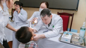 Bác sĩ khám sàng lọc cho bệnh nhi. 