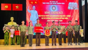 Thượng tá Nguyễn Hồng Thái, Phó Giám đốc Học viện An ninh nhân dân trao giải Nhất hội thi cho đội Chuyên khoa 2. (Ảnh: PHẠM CƯỜNG)